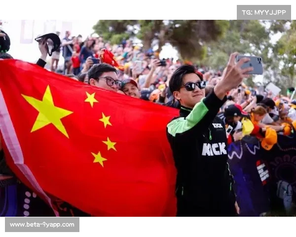 周冠宇以法拉利储备车手身份亮相上海激起中国车迷热情 周冠宇以法拉利储备车手身份亮相上海激起中国车迷热情
